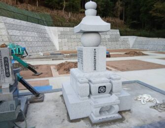 新設の五輪塔へ処分した歴代碑の戒名を彫刻いたしました