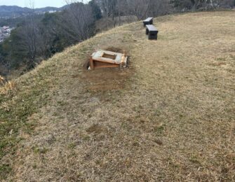 日本海を望む位置に設置するため型枠をして土台を作っています