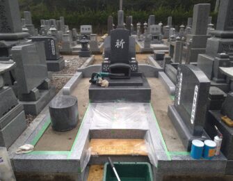 養生をして草の生えないように樹脂砂利施工しています