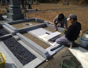 滑り止め加工した拝石を設置しています