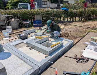 墓石の下台を組んでいる様子です