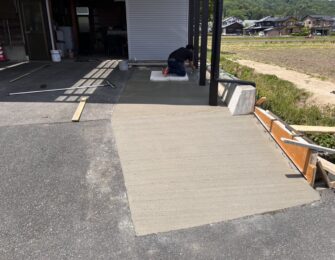 水路に架かる部分は段差をなくしたスロープに仕上げました