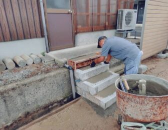 石を据え直して、コンクリートを詰め階段を作っています