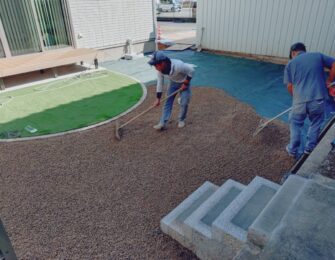 防草シート貼りの後、仕上げ作業