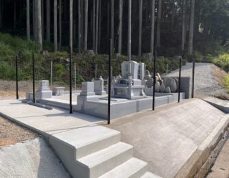 階段工と法面をコンクリート仕上げしています