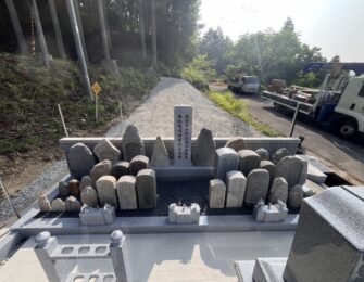 歴代碑を墓地後方に並べました